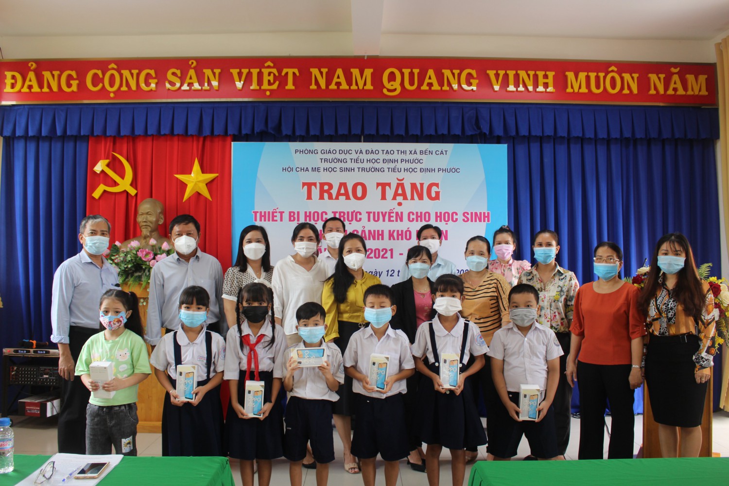 CHƯƠNG TRÌNH TRAO THIẾT BỊ HỌC TRỰC TUYẾN CHO HỌC SINH CÓ HOÀN CẢNH KHÓ KHĂN TRƯỜNG TIỂU HỌC ĐỊNH PHƯỚC